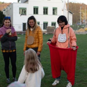 Noc s Andersenem a bojovka Ostrov pro šest tisíc budíků