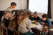 Noc s Andersenem a bojovka Ostrov pro šest tisíc budíků