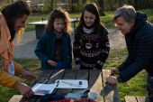 Noc s Andersenem a bojovka Ostrov pro šest tisíc budíků