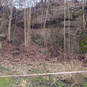 Obec řeší zabezpečení skalního masivu za obecním úřadem