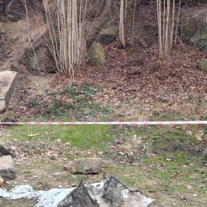 Obec řeší zabezpečení skalního masivu za obecním úřadem